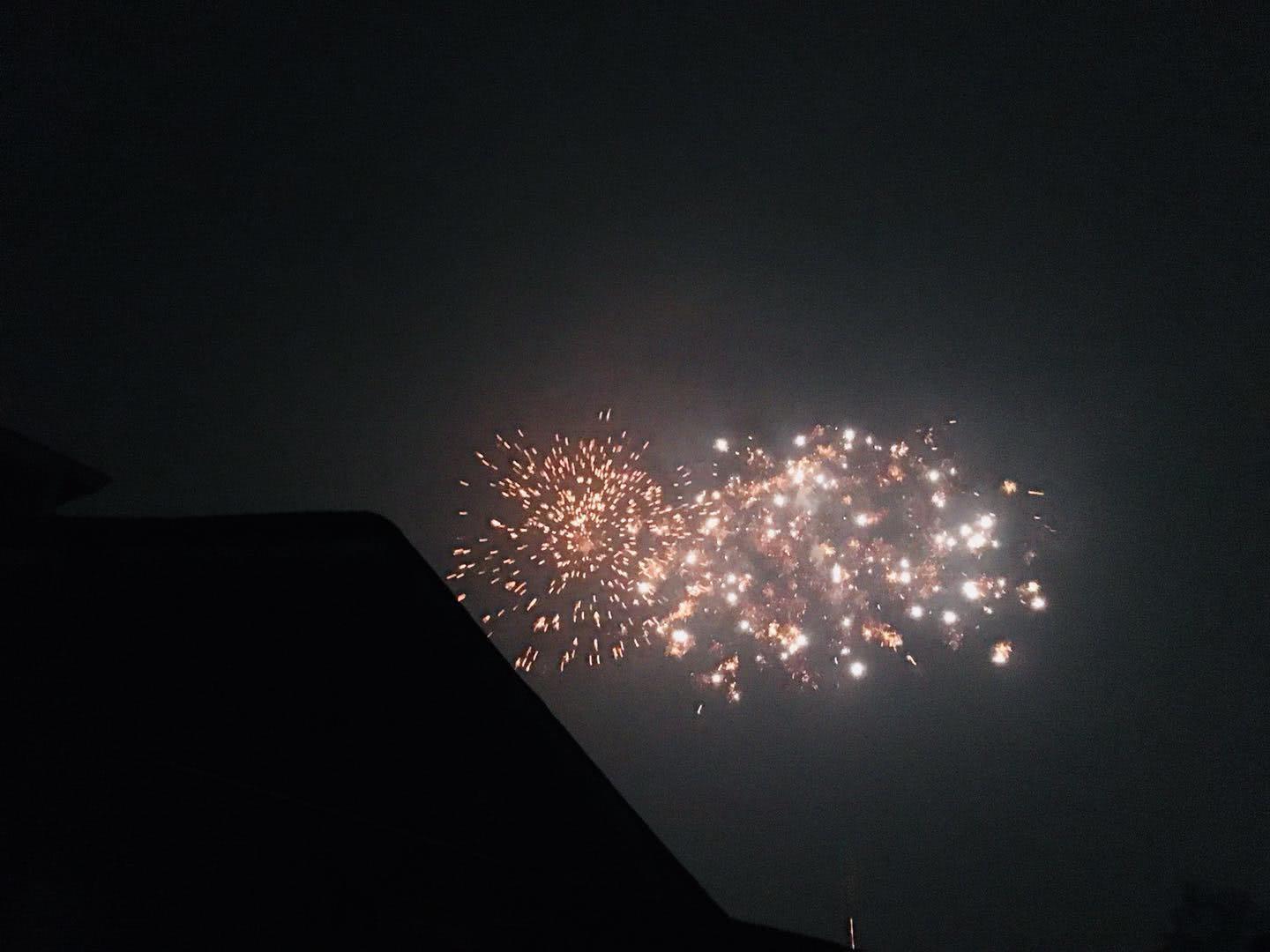 福建这个农村跨年夜放烟花,把黑夜都照亮,攀比谁放的更漂亮