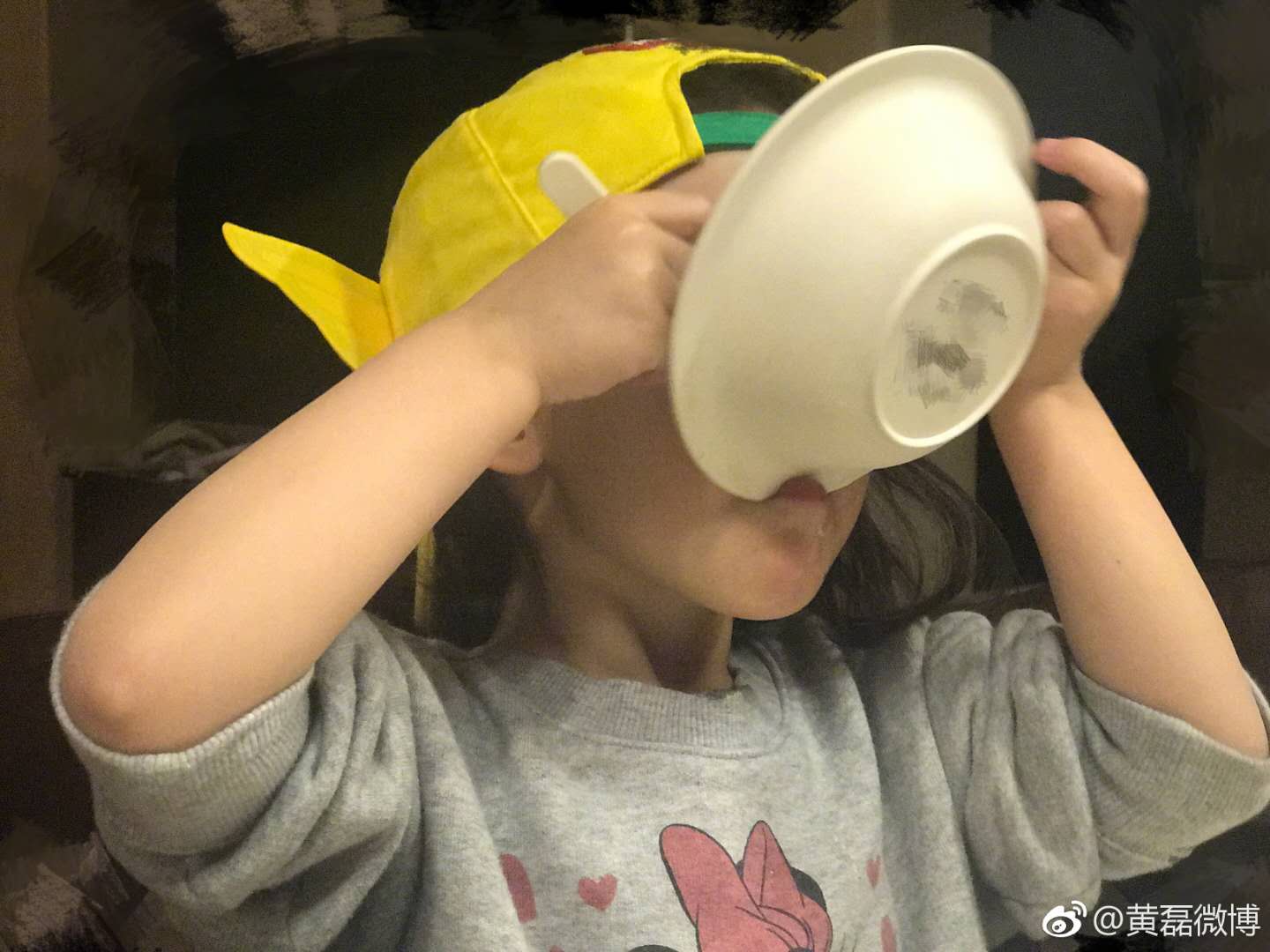 黄磊的女儿多妹是小饭桶,吃起饭来不含糊!五连拍表情包不重复!