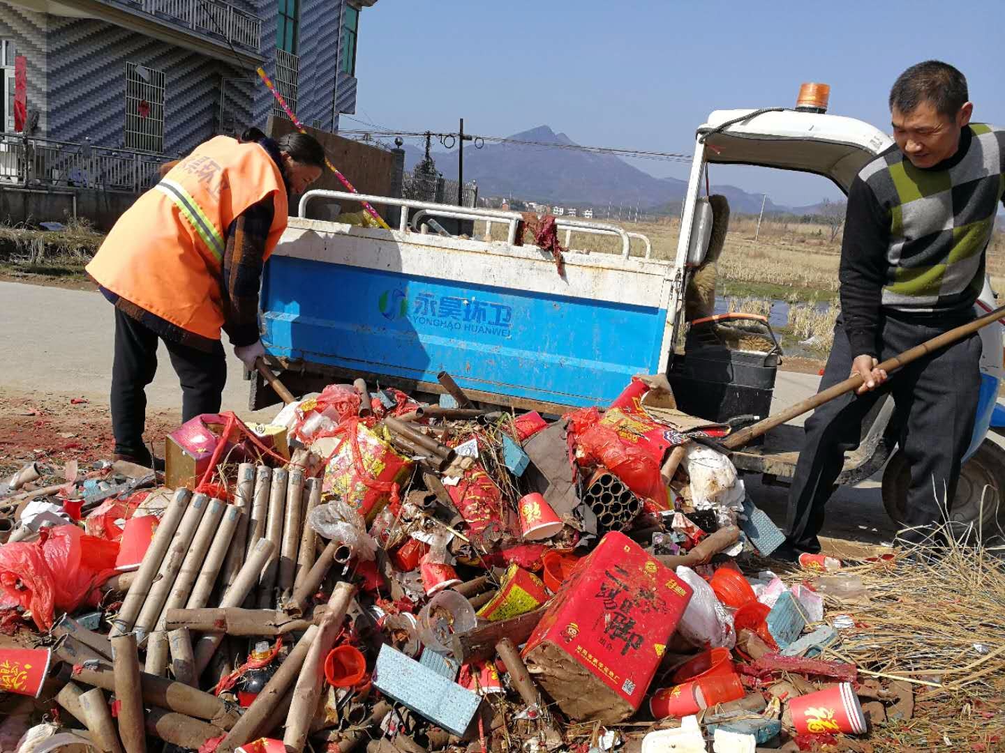 农村过年垃圾成堆环卫工人一天最多清理20车