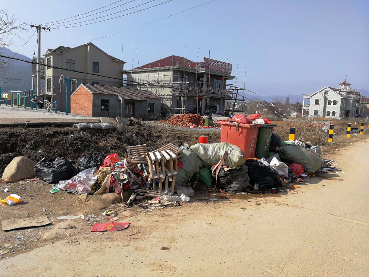 农村过年垃圾成堆环卫工人一天最多清理20车