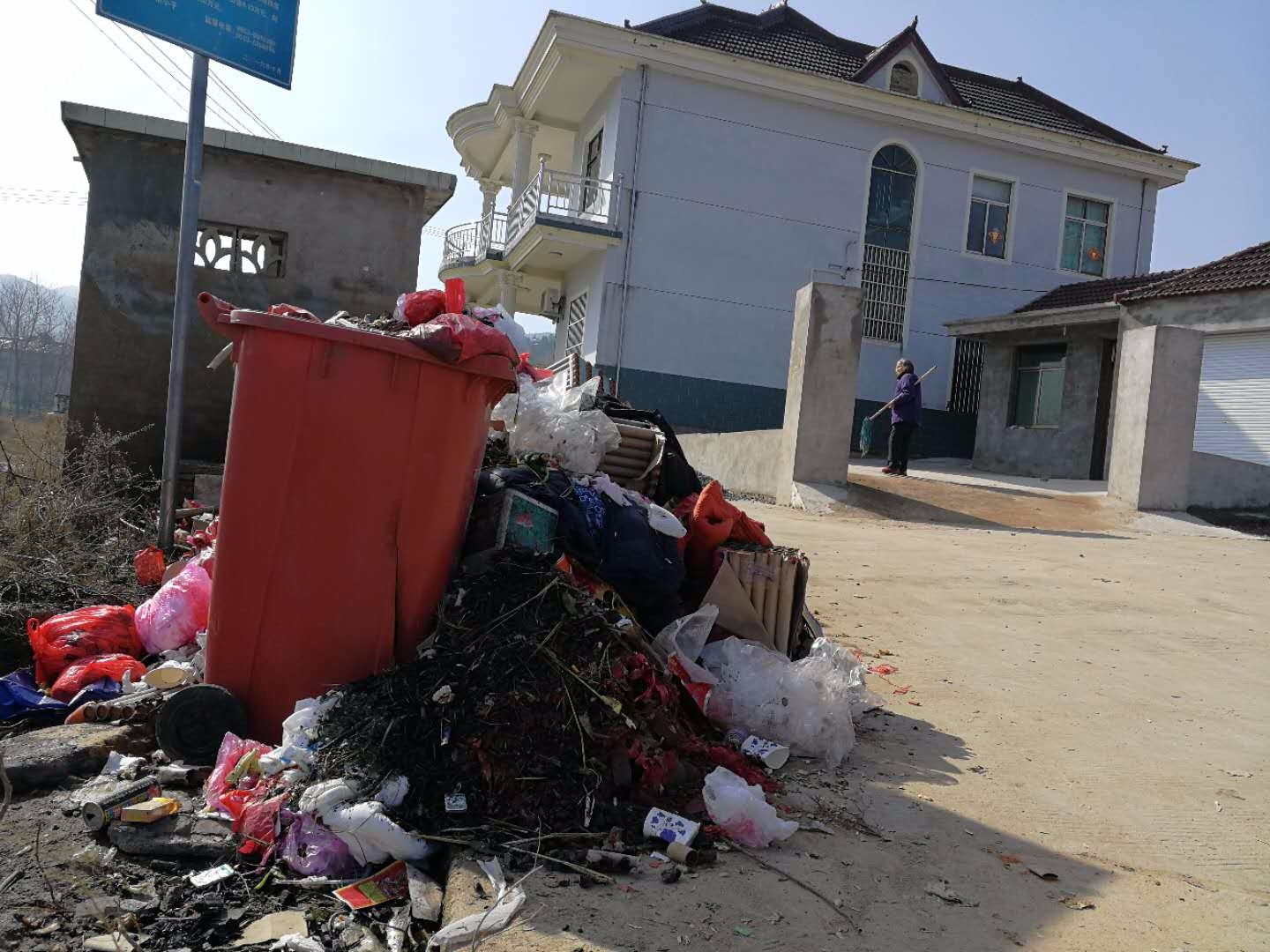 农村过年垃圾成堆环卫工人一天最多清理20车