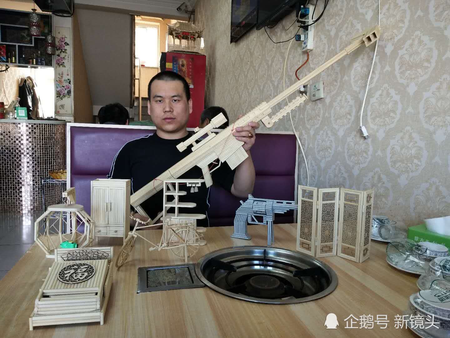 把丢弃的一次性废旧筷子萌生了想法,自己研究起了手工品的设计制作