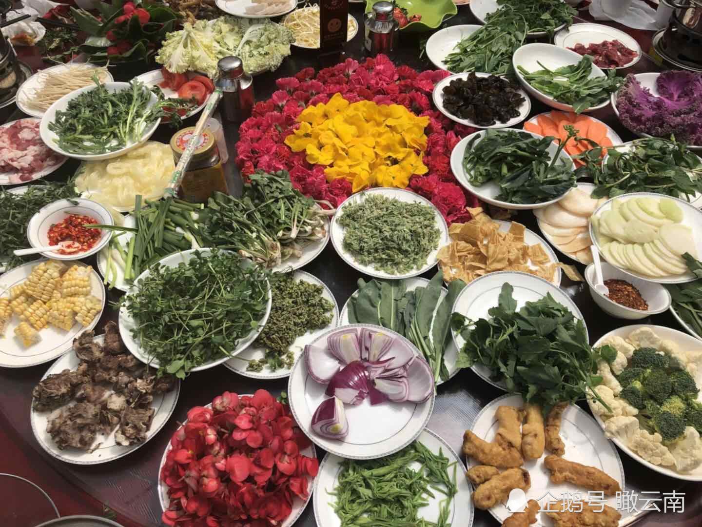 云南吃花的季节来了一桌鲜花宴火锅仅400元