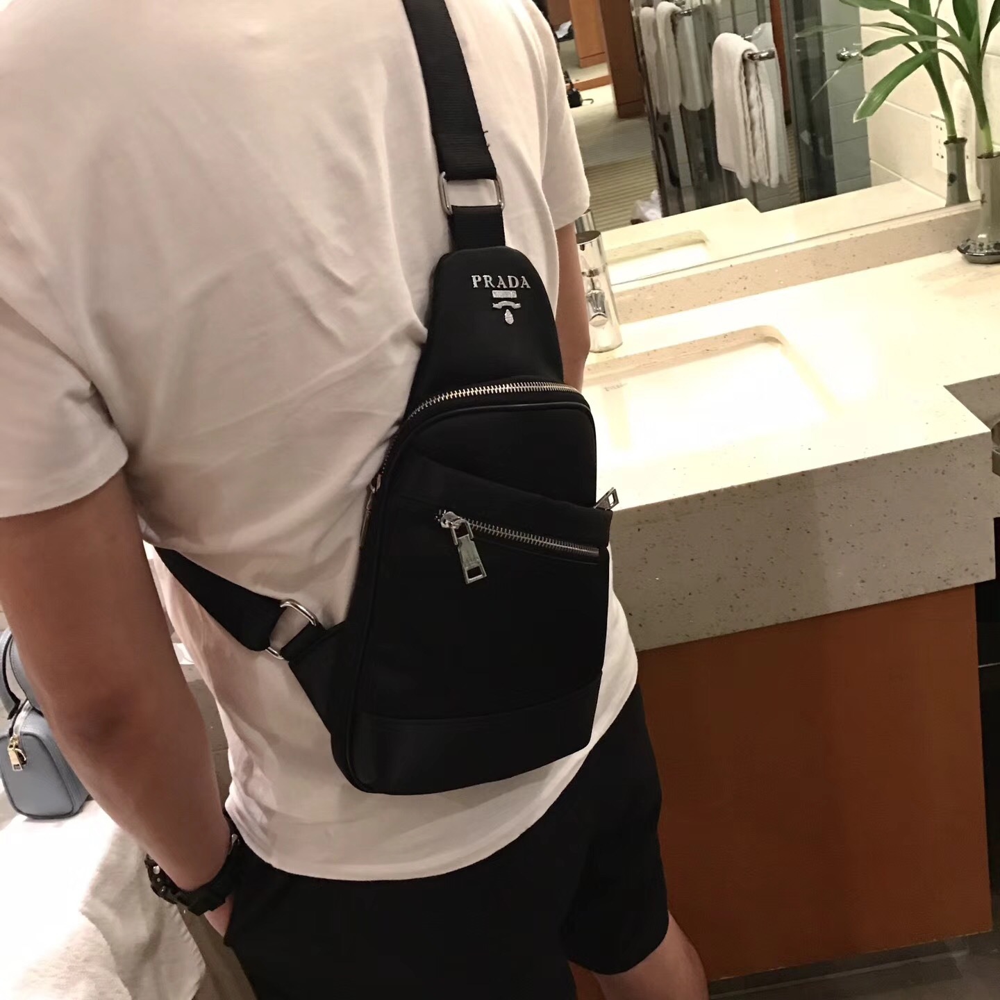 型男为什么都背prada/普拉达logo拉链腰包胸包?