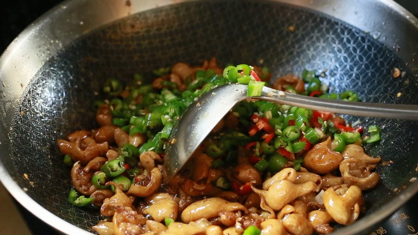 爆炒肥肠的正宗家常做法无异味且肥而不腻比饭店做的好吃