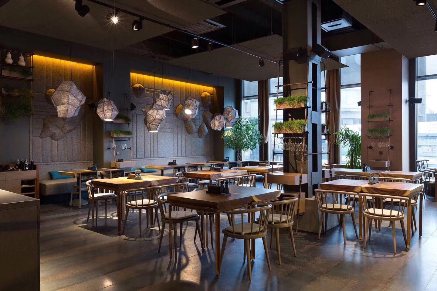 工业风格的餐吧,大量使用原木餐桌,奥坎,胡桃木,桧木各种好木材