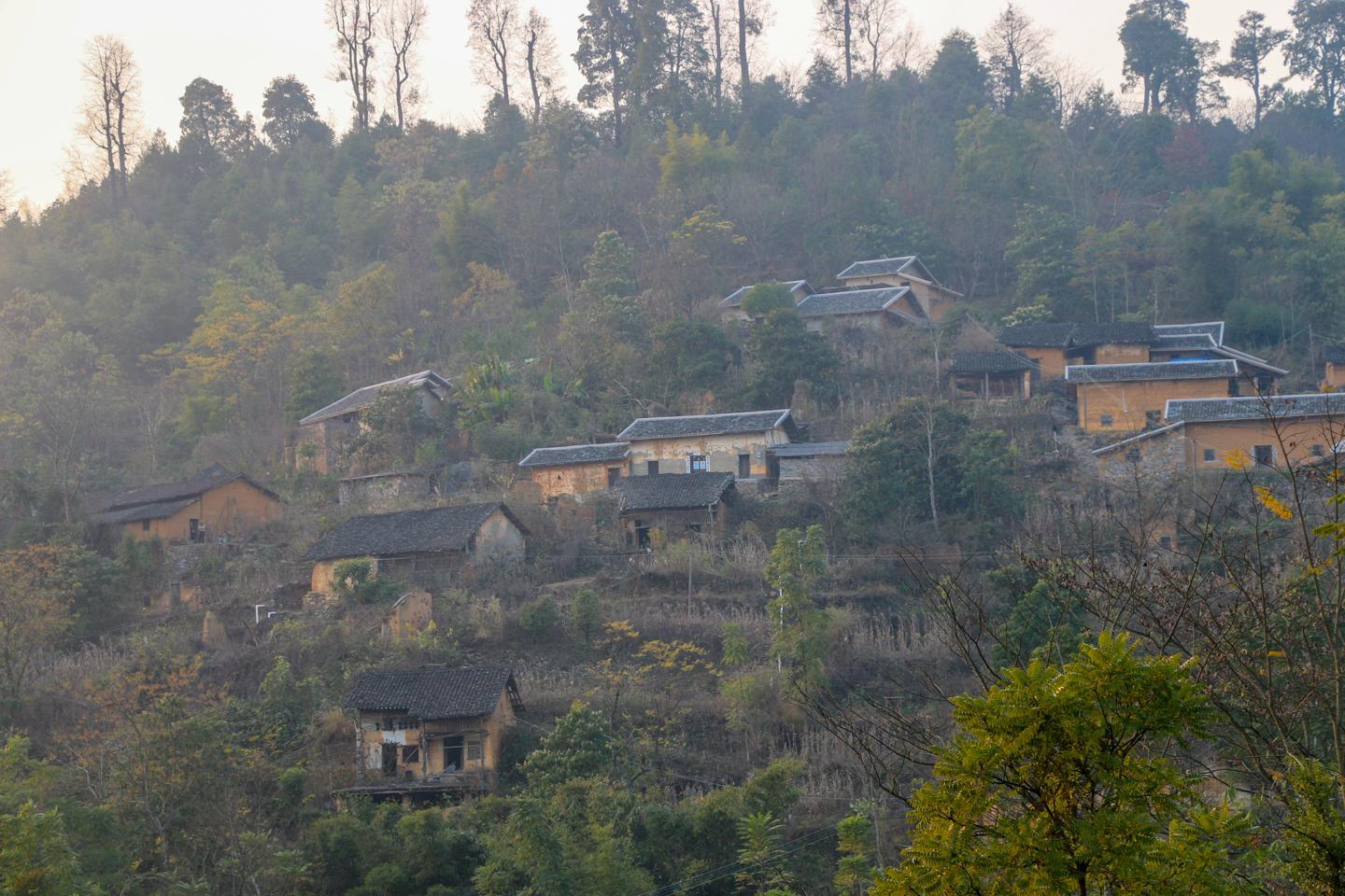 90年代还是收费旅游景区的瑶族古村寨,如今没落只剩十五户人家
