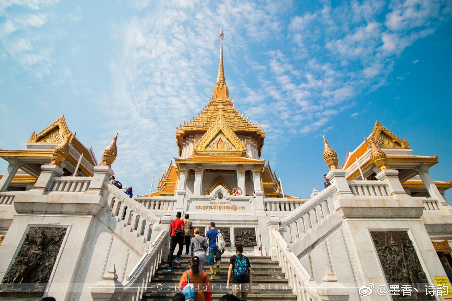 这里奉尊着世界上最大的金佛,是泰国三大国宝之一,而且是纯金铸成.