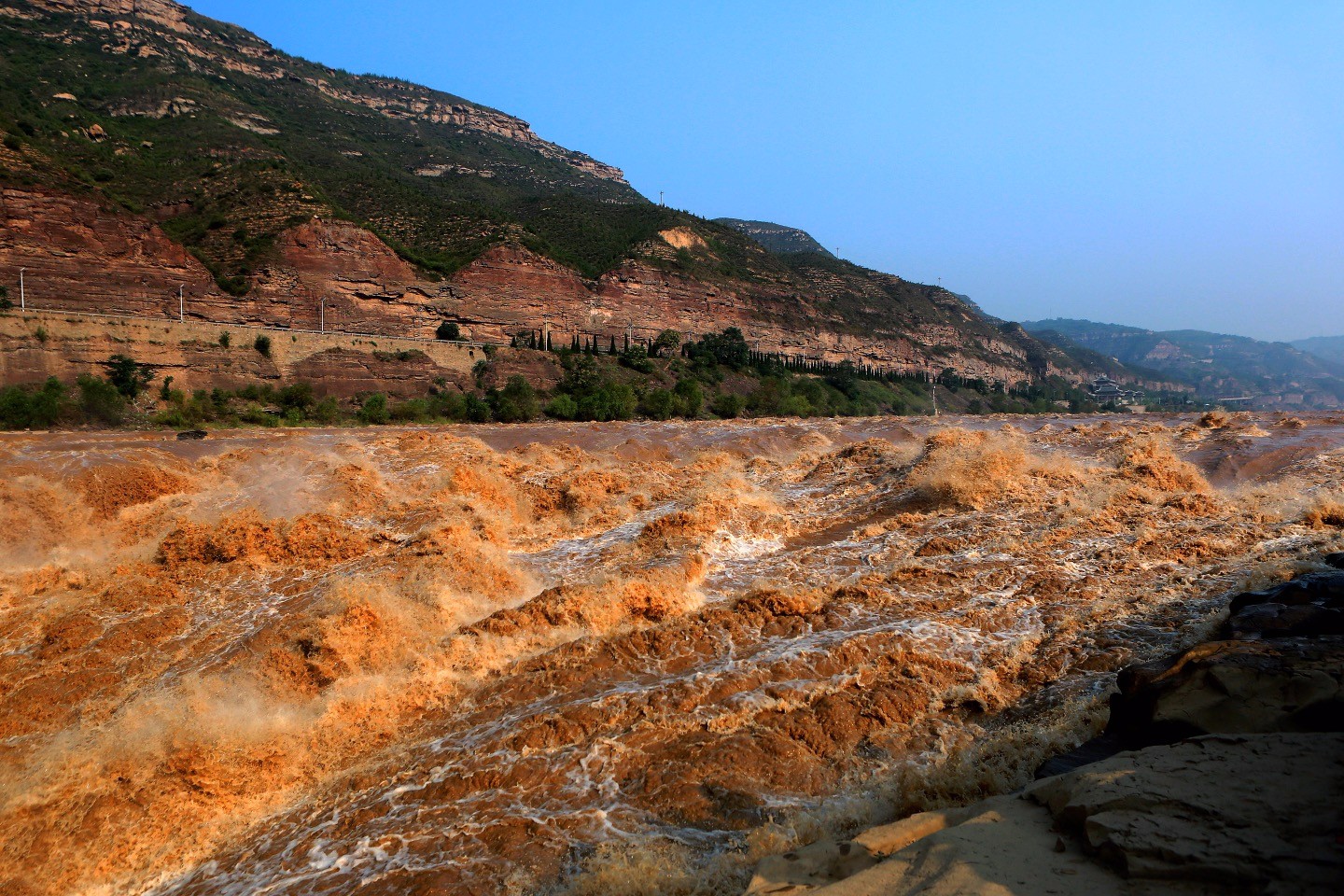 中国黄河上的著名瀑布――壶口瀑布