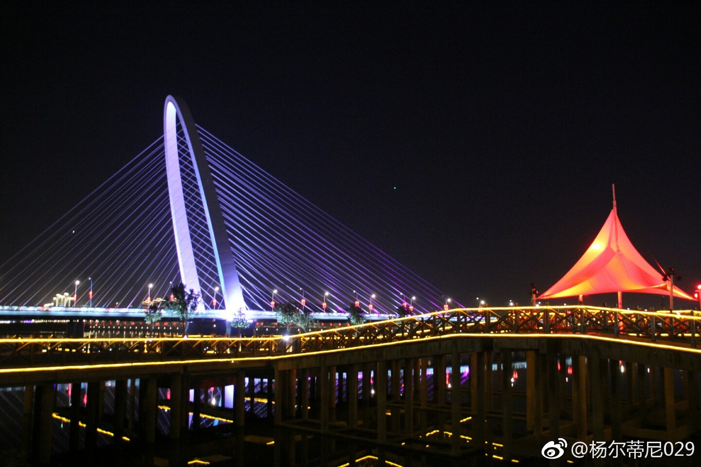 河景秀灯光秀每天上演 浐灞邀你过最梦幻中国年!