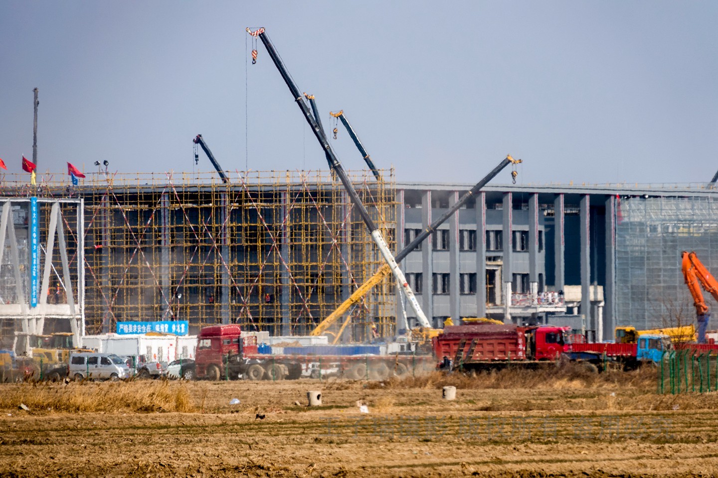 雄安市民服务中心建设正酣,4000余名建设者的春节是在工地上度过的.