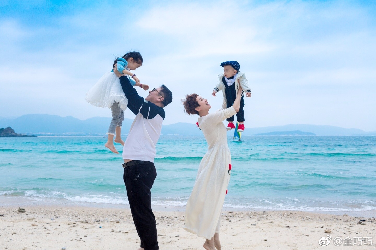 金巧巧晒温馨全家福,二胎儿子"小太阳"正面照首曝光