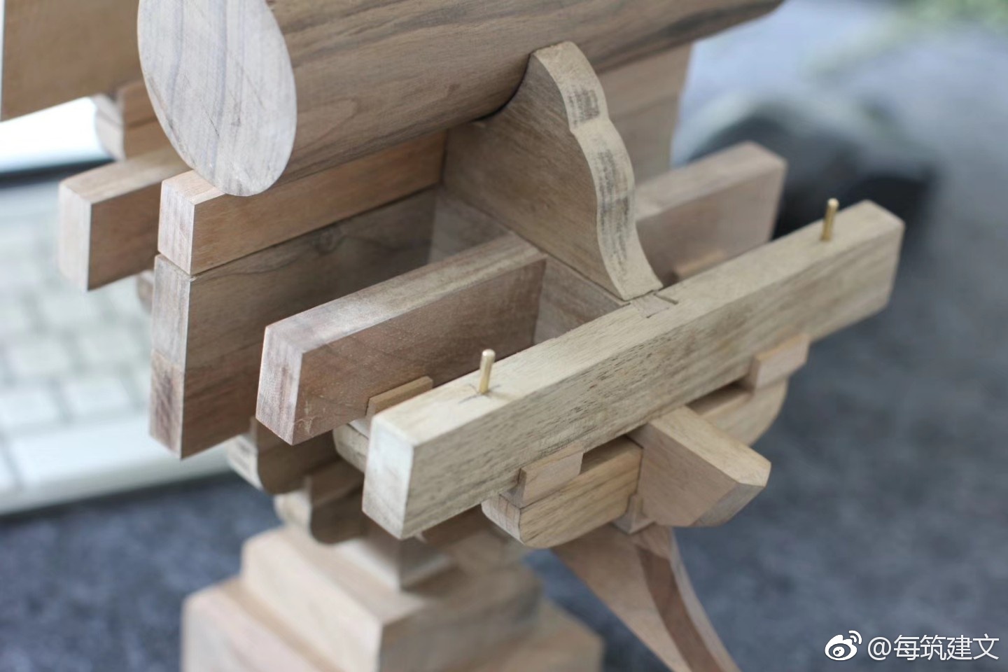 斗拱是中国古代木结构建筑中的一种支承构件方形木块叫斗