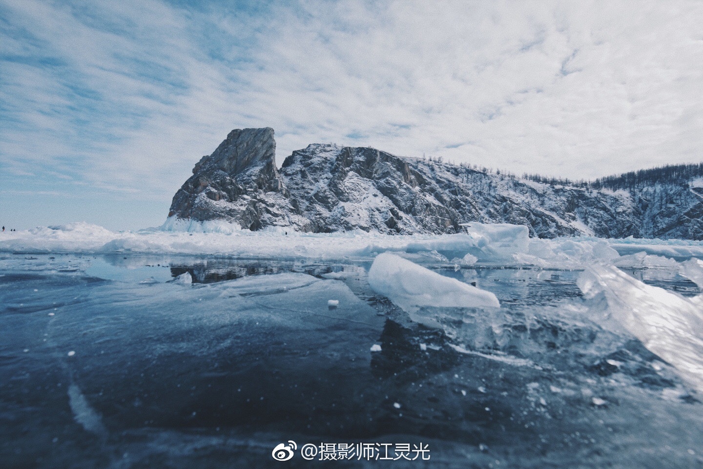 这个冬季最后的蓝冰阳光照射下贝加尔湖冰面逐渐融化