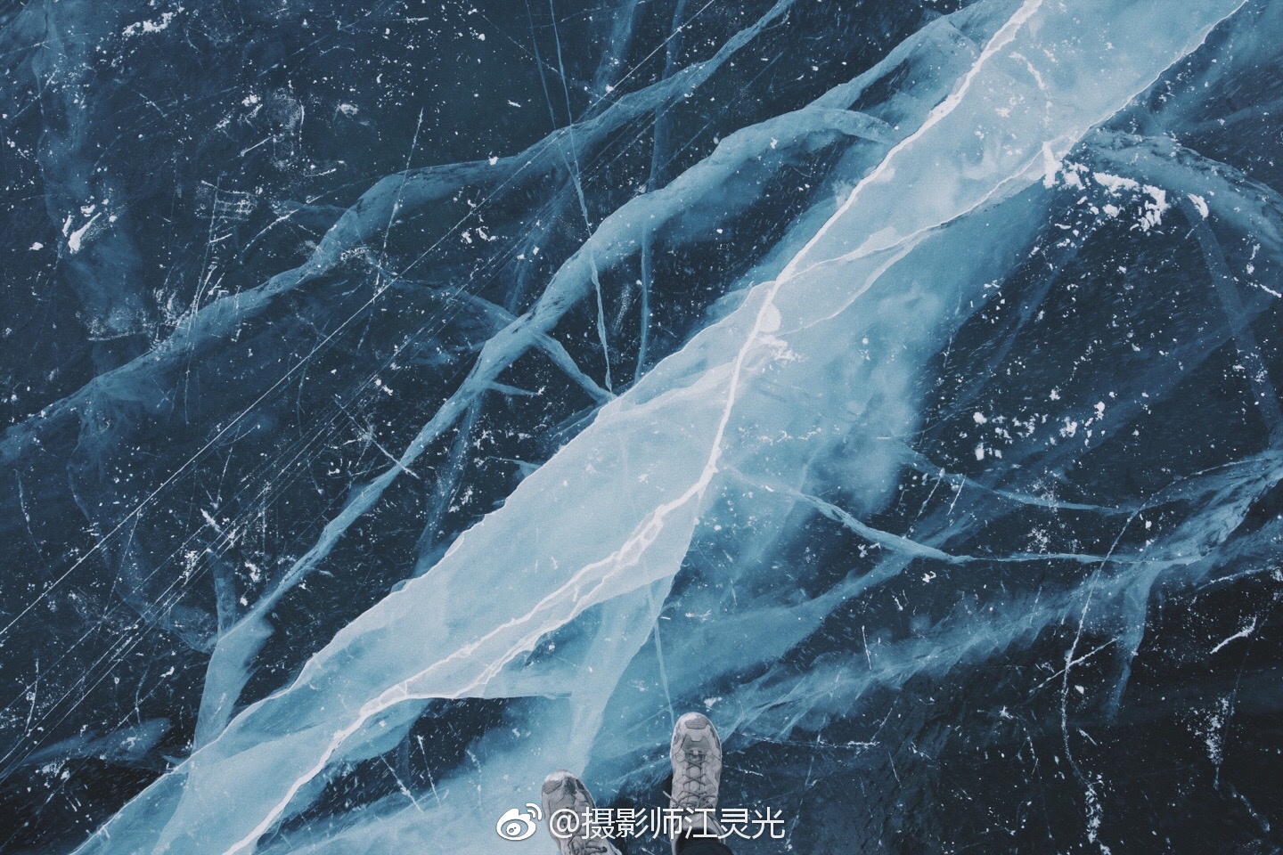 这个冬季最后的蓝冰阳光照射下贝加尔湖冰面逐渐融化