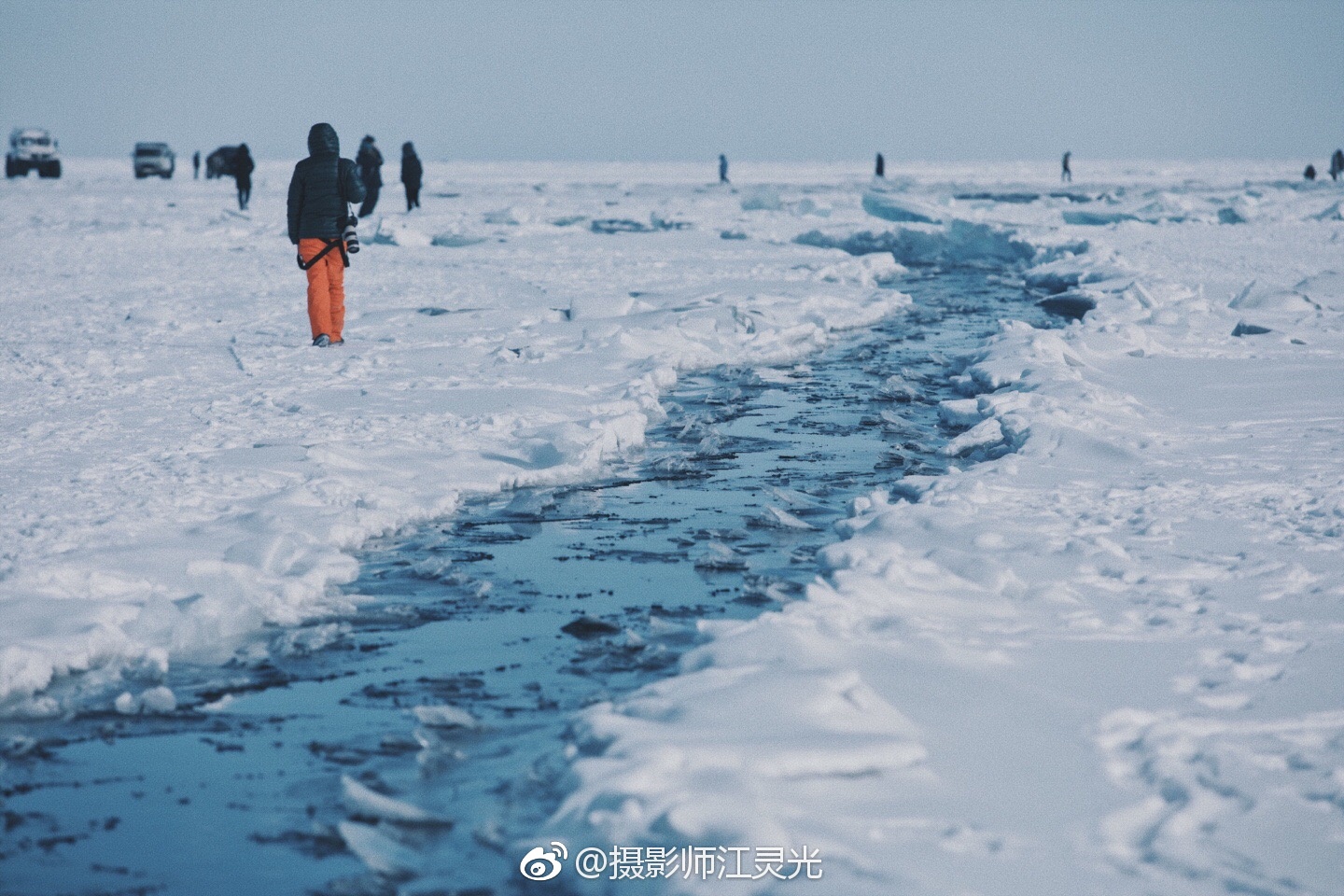 这个冬季最后的蓝冰,阳光照射下贝加尔湖冰面逐渐融化|贝加尔湖|蓝冰|冰面_新浪新闻