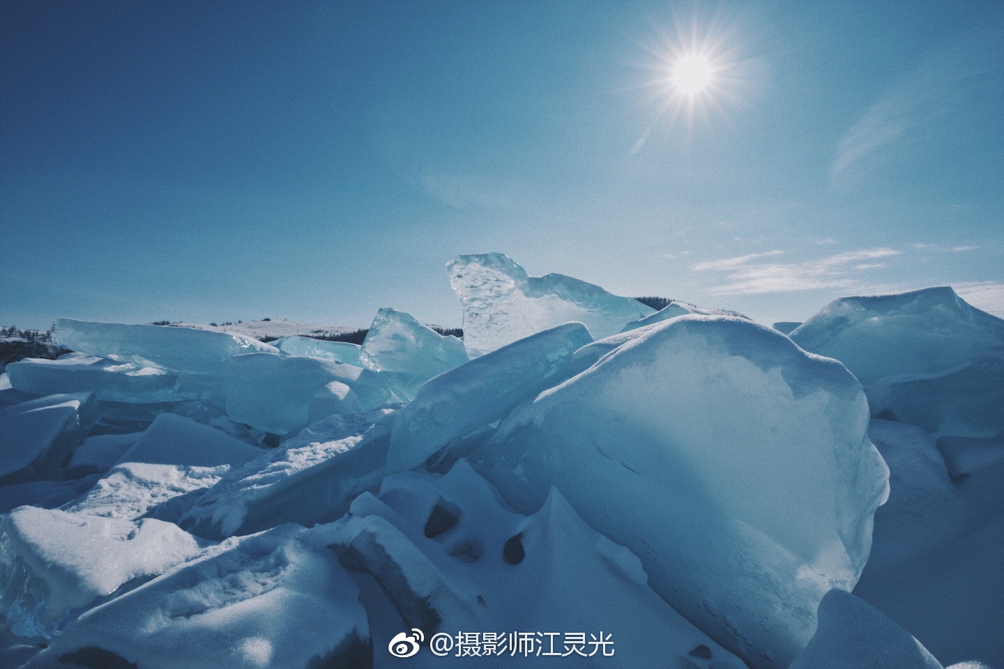 这个冬季最后的蓝冰,阳光照射下贝加尔湖冰面逐渐融化|贝加尔湖|蓝冰|冰面_新浪新闻