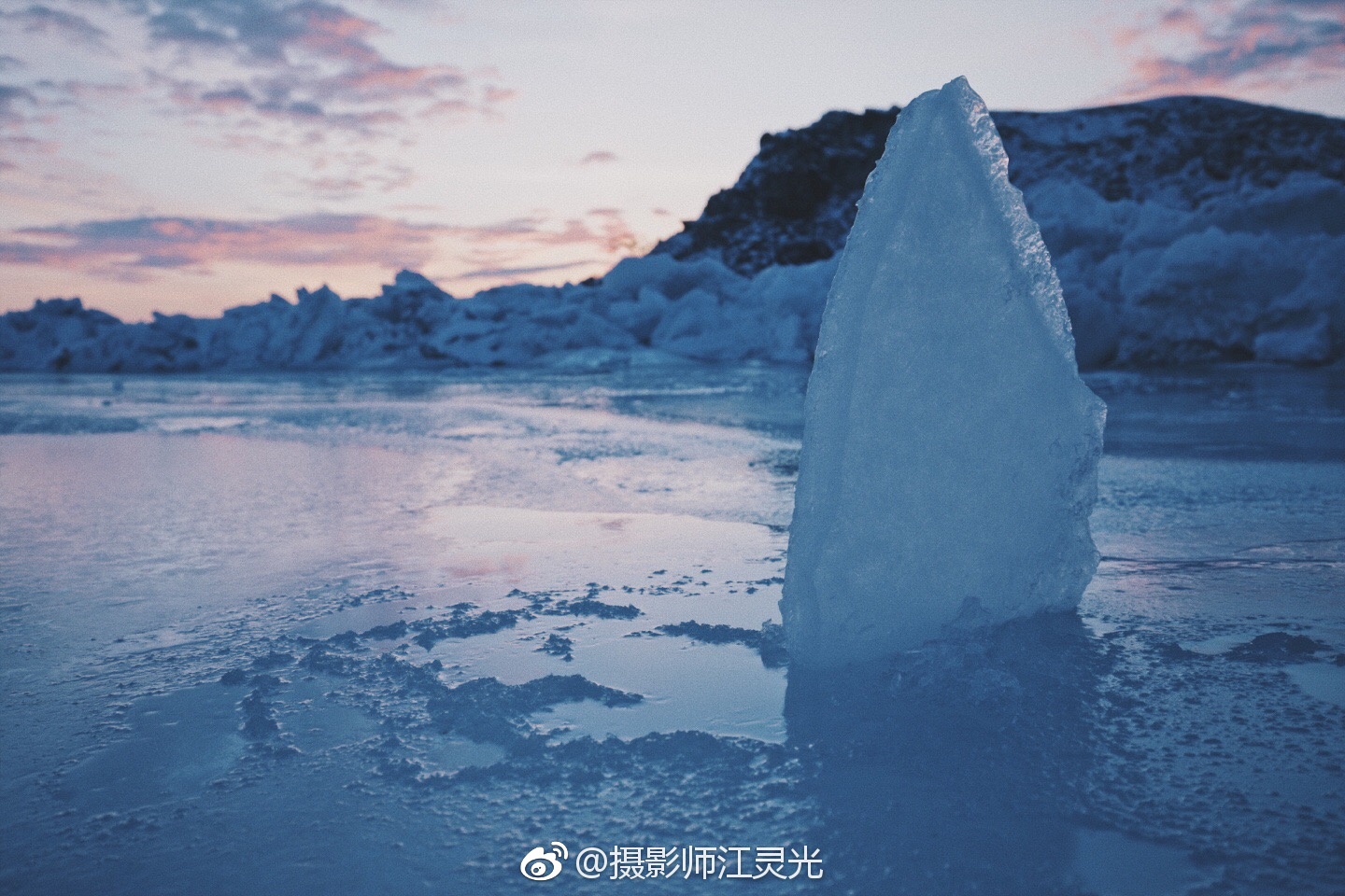 这个冬季最后的蓝冰,阳光照射下贝加尔湖冰面逐渐融化|贝加尔湖|蓝冰|冰面_新浪新闻