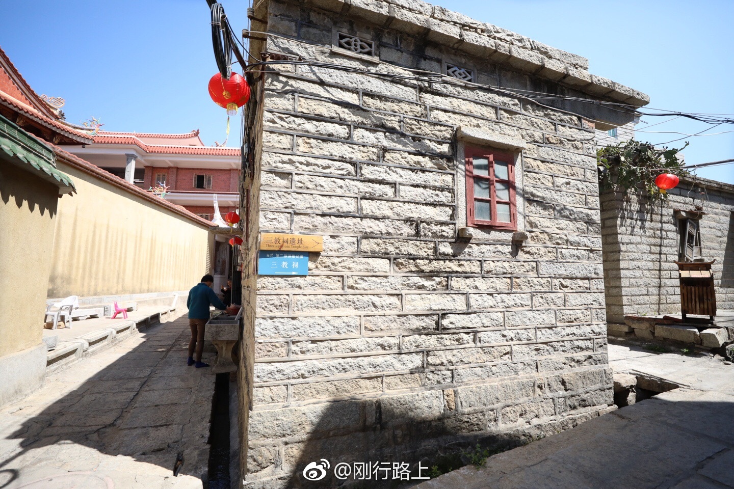 位于海边的崇武古城,原来是海防前线.用石头砌成的城墙依旧很完整