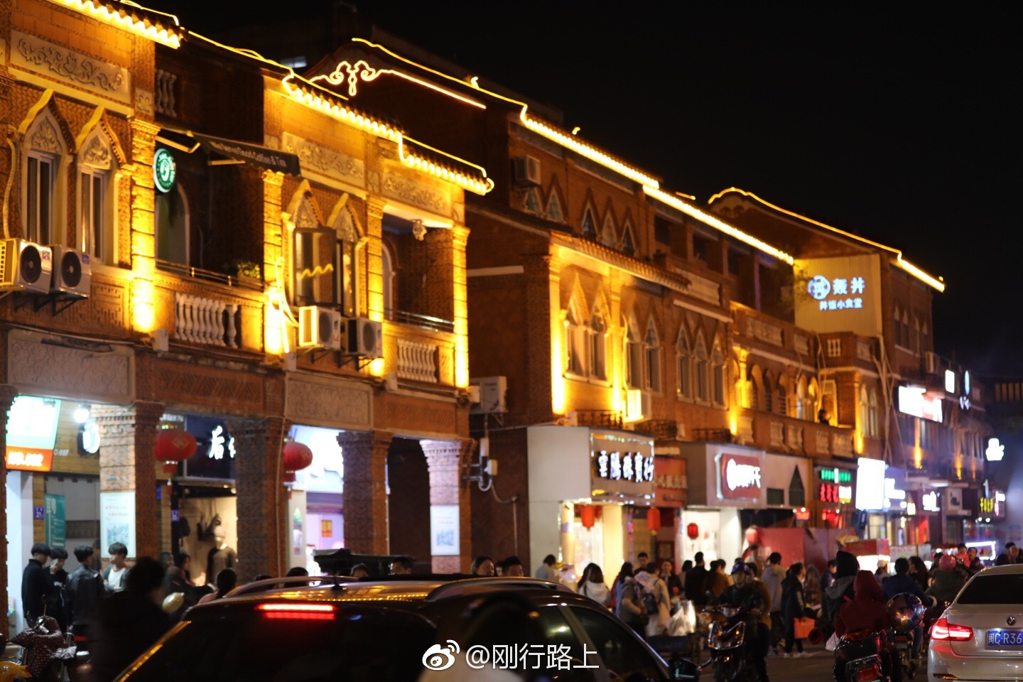 石狮是福建惠安的传统石雕工艺品,圆雕石狮名扬海外