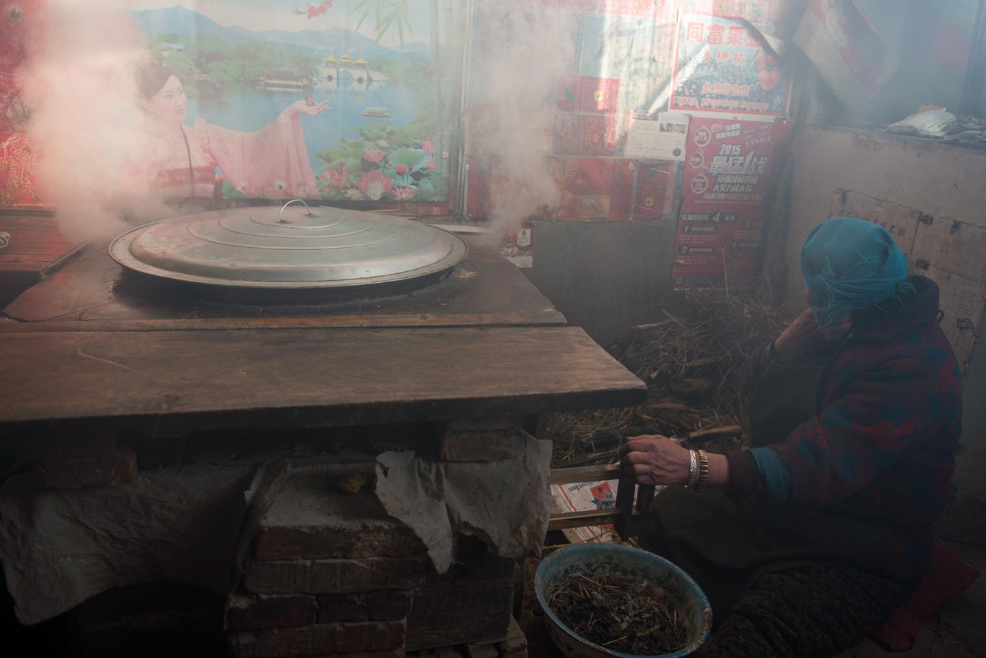 没想到今天的农村还在用这种方式做饭,完全不用电,90都没见过