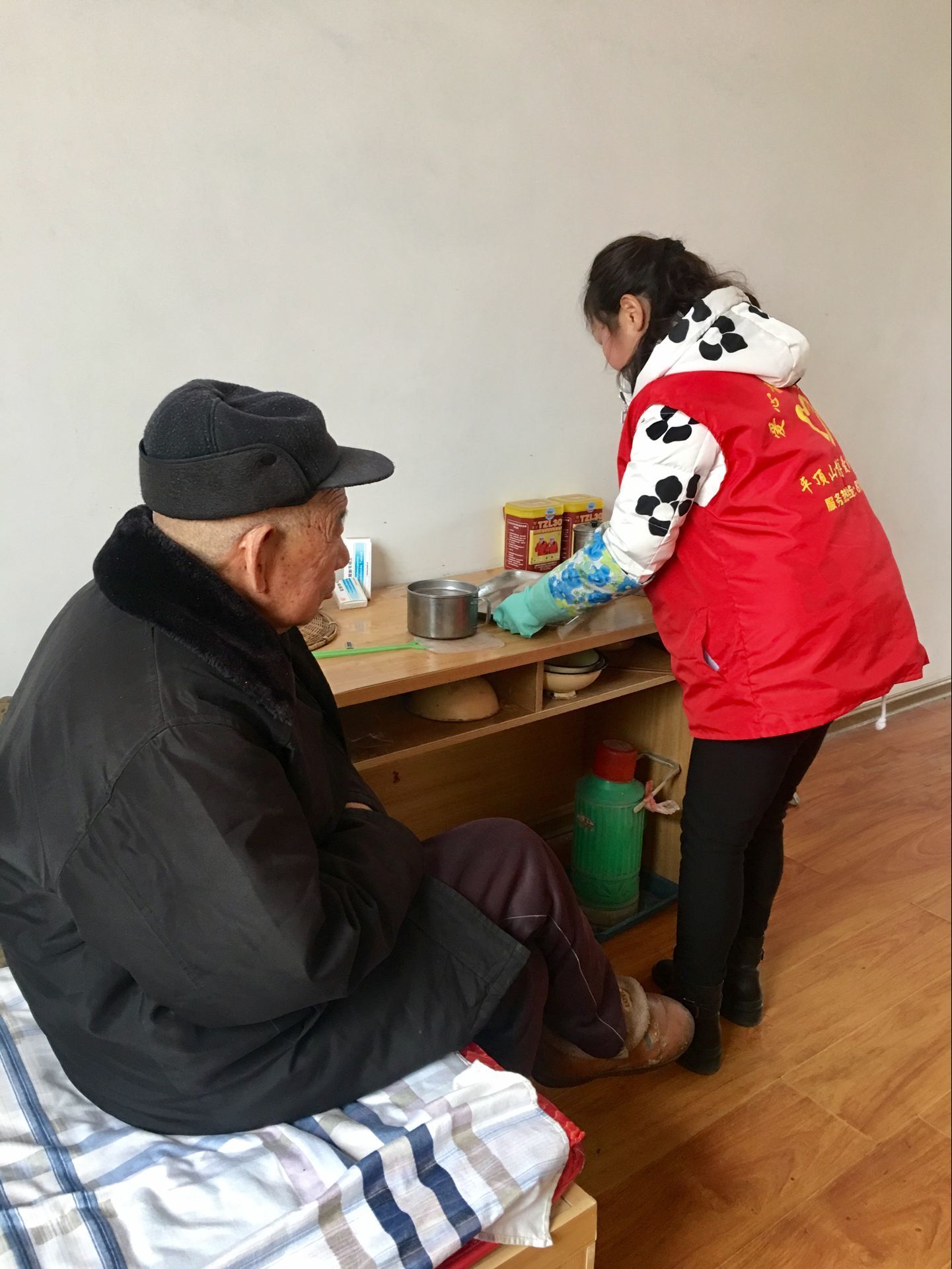 平顶山博爱妇产医院志愿者春节前夕"爱心义工"走进曹镇敬老院