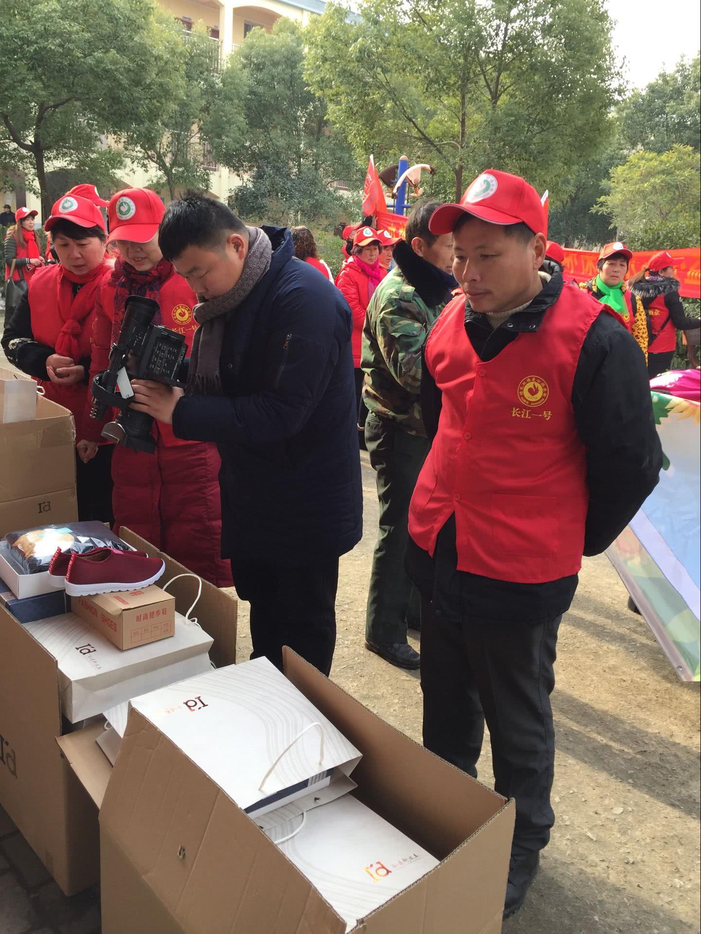 武汉市黄陂环保志愿者俱乐部爱心奉献福利院的老年朋友们