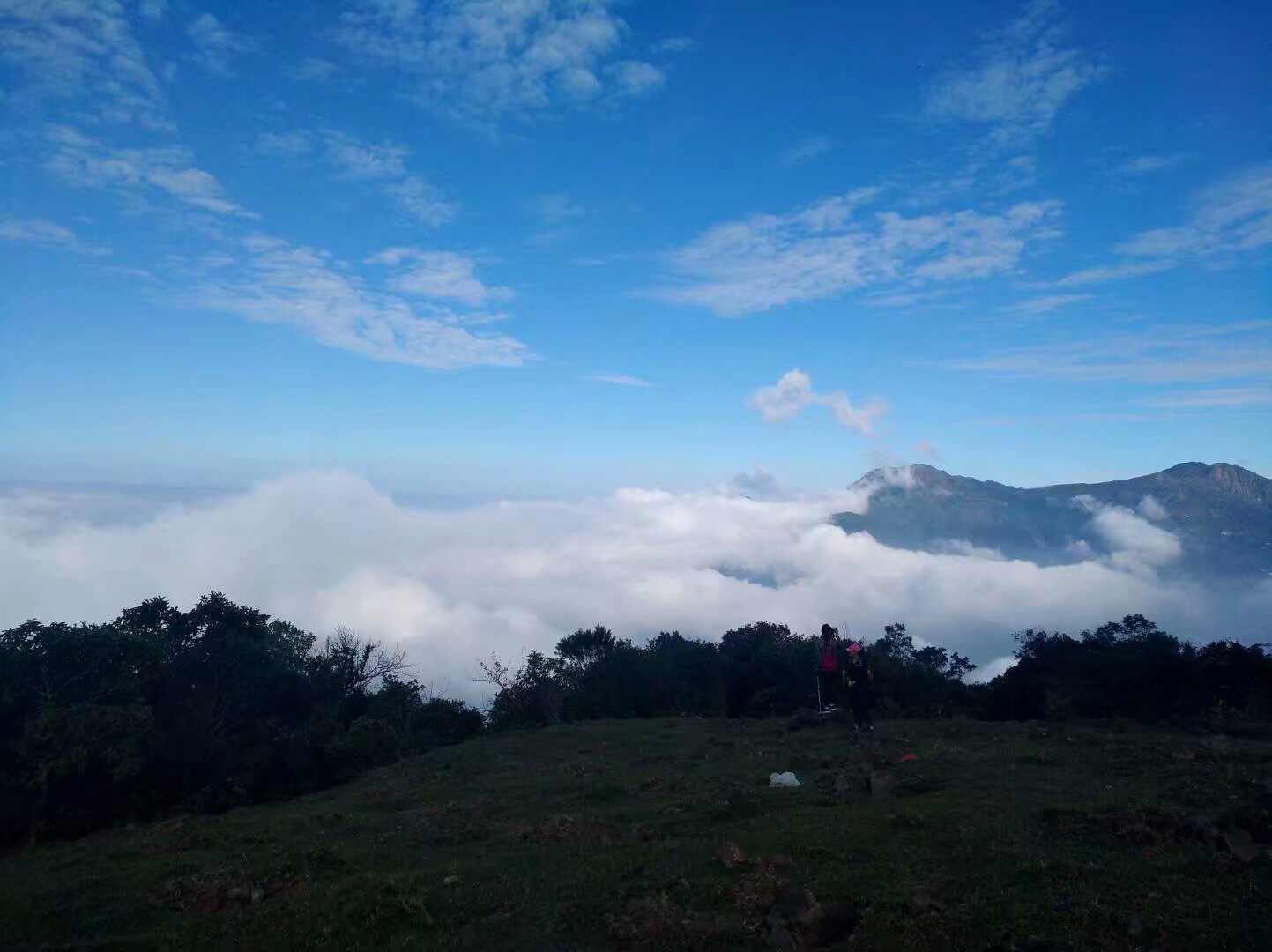 高州三官山现云海奇观,山间云雾缭绕宛若仙境!