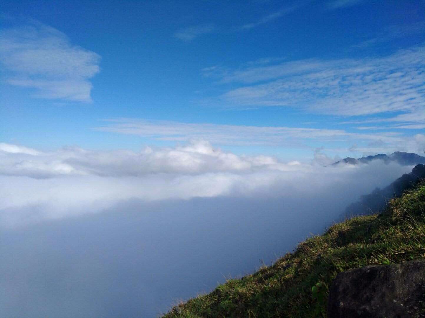 高州三官山现云海奇观，山间云雾缭绕宛若仙境!