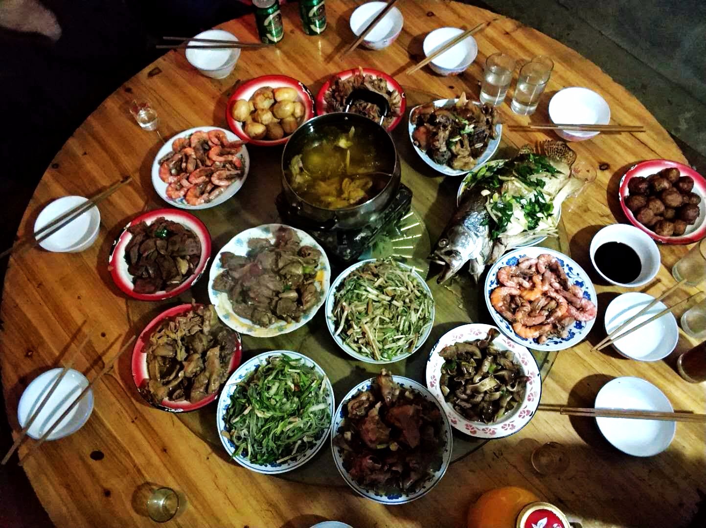 相隔千里 弟弟晒出一桌老家年夜饭 媳妇说 今年"走路"都要回家|年夜饭