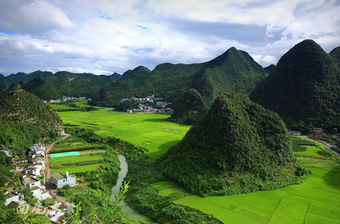 3万座山峰围成林海,布依族人在谷底养生