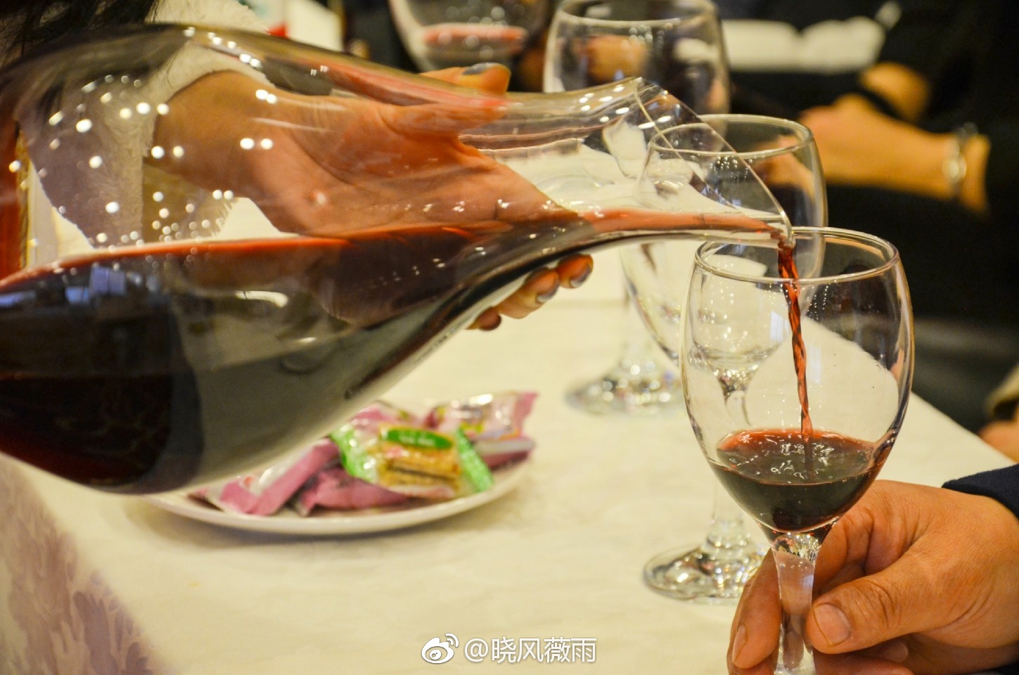 生活需要一杯红酒陪伴不会醉心却能被安慰