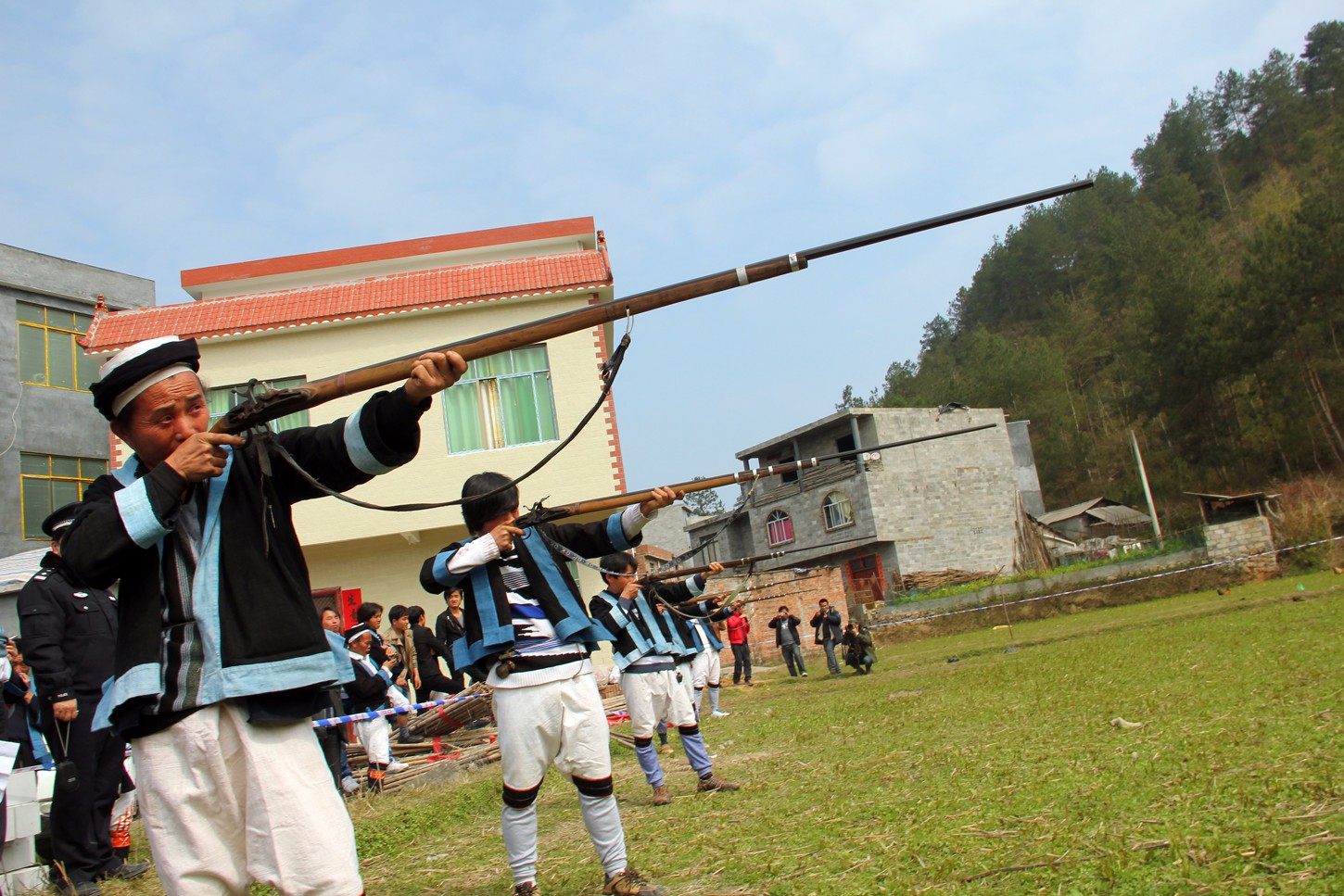 平常人家迎客放鞭炮,这个民族迎客鸣枪
