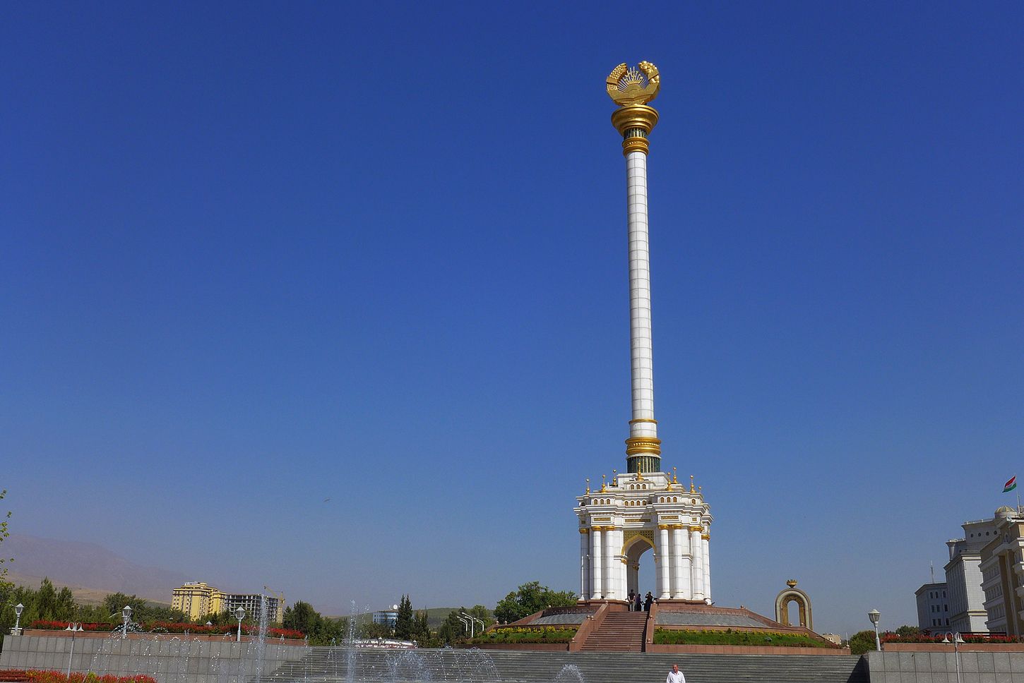 破旧的建筑,斑驳的街道,除了索莫尼广场周围几处政府办公楼稍微有点亮