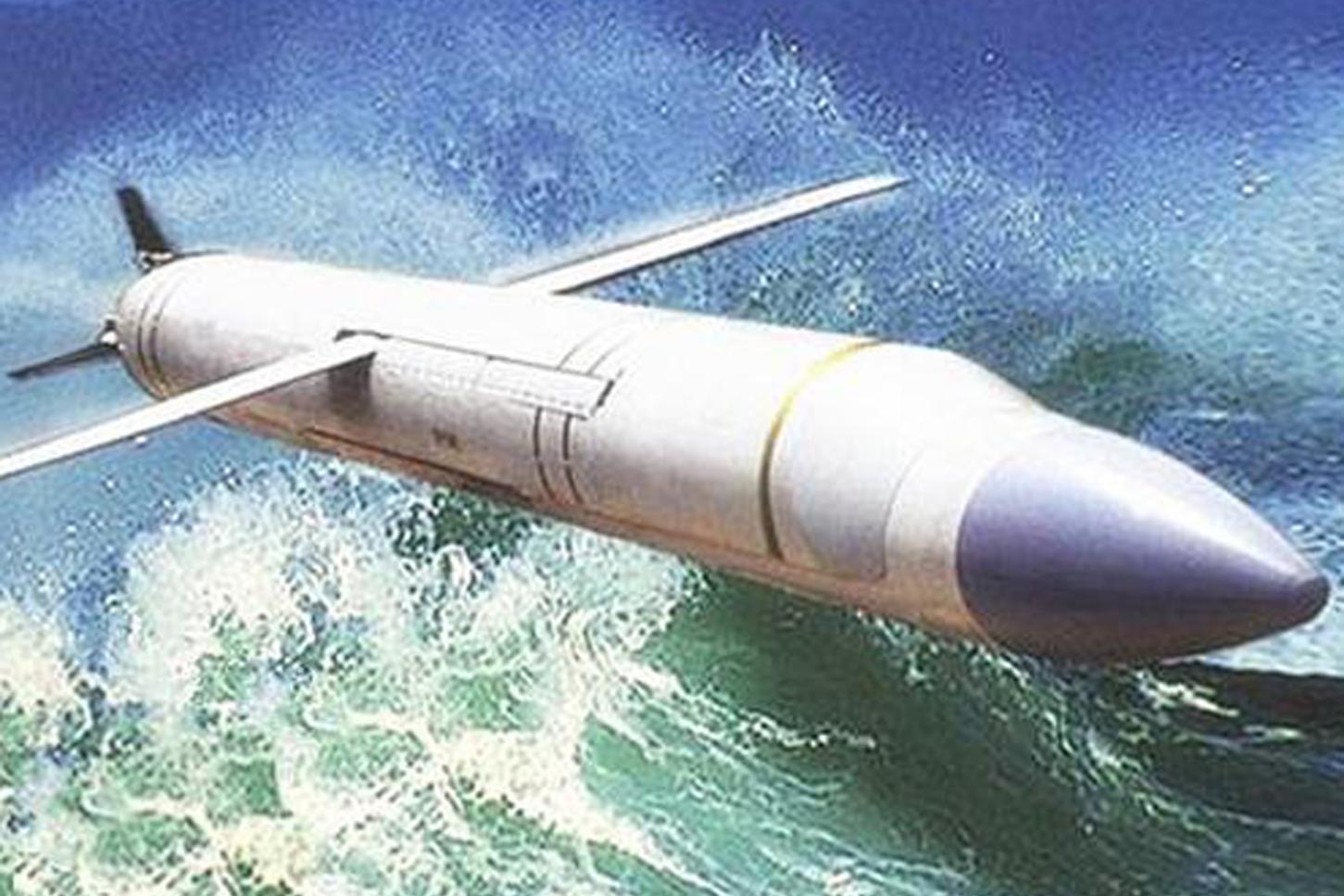 要么就是杀伤威力还不够足,而鹰击-18反舰导弹就不一样了