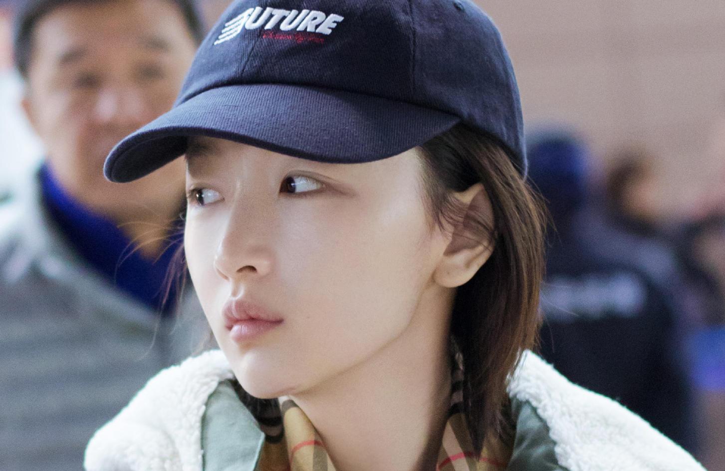 周冬雨素颜现身机场脸上疤痕清晰,这腿也太细了