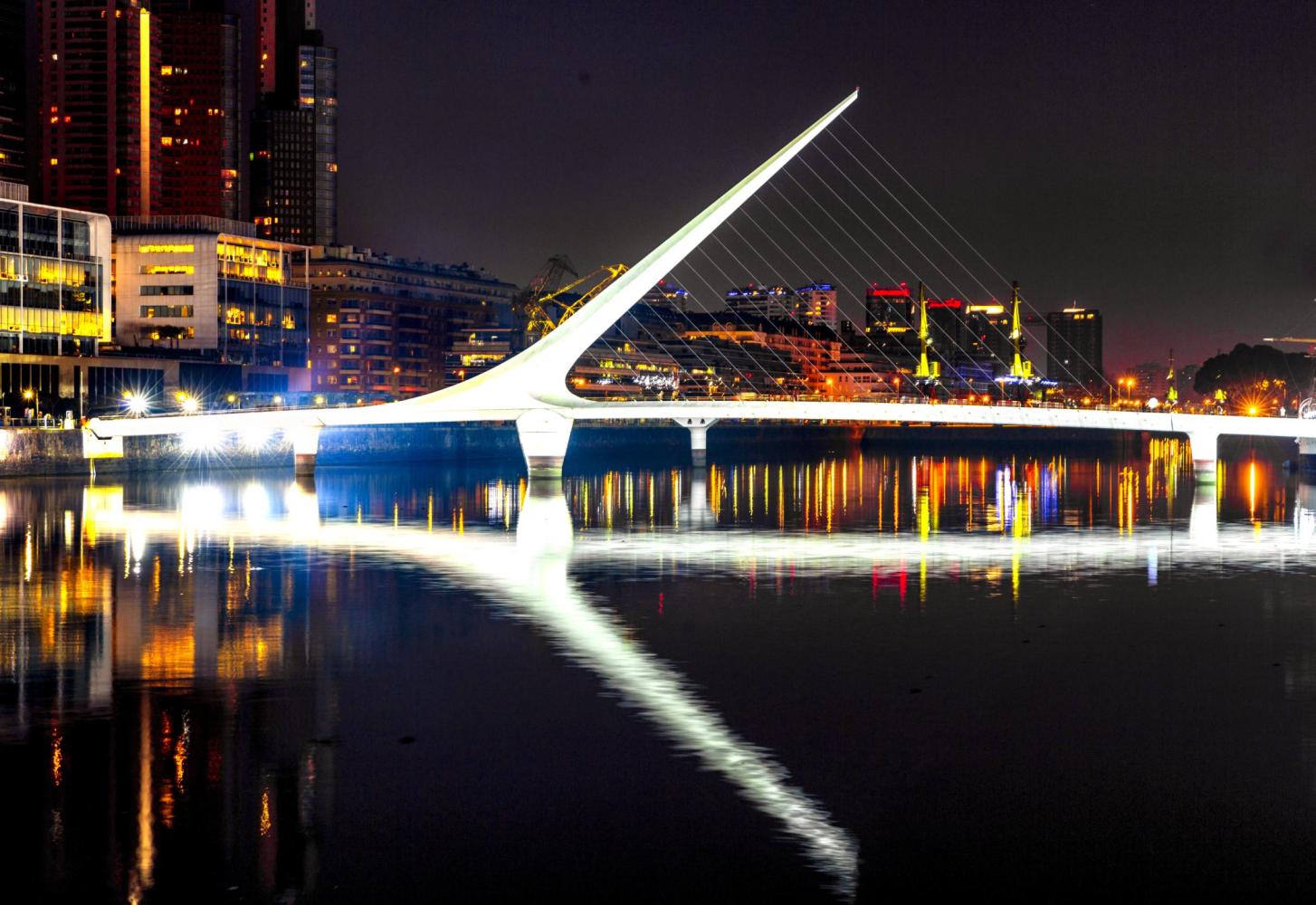 全球最独特的"女人桥": 耗资4200万, 外形像高跟鞋还能旋转