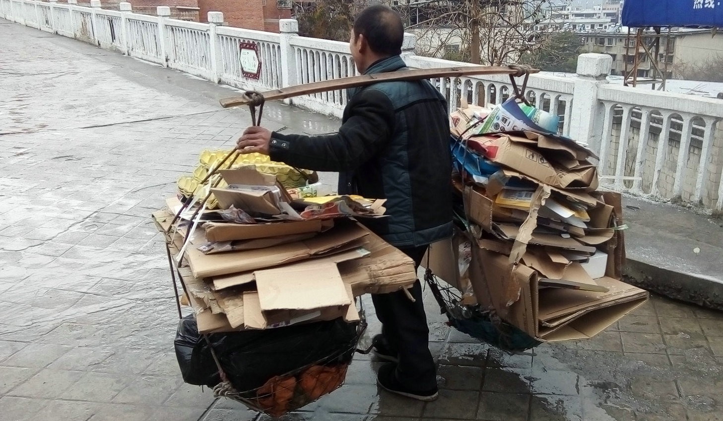 农民靠收废品供了3个孩子读大学,提起这件事,他很自豪