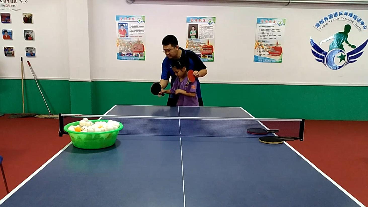 小女孩乒乓球正手两点快拉训练 在训练中这些要领你注意到了吗