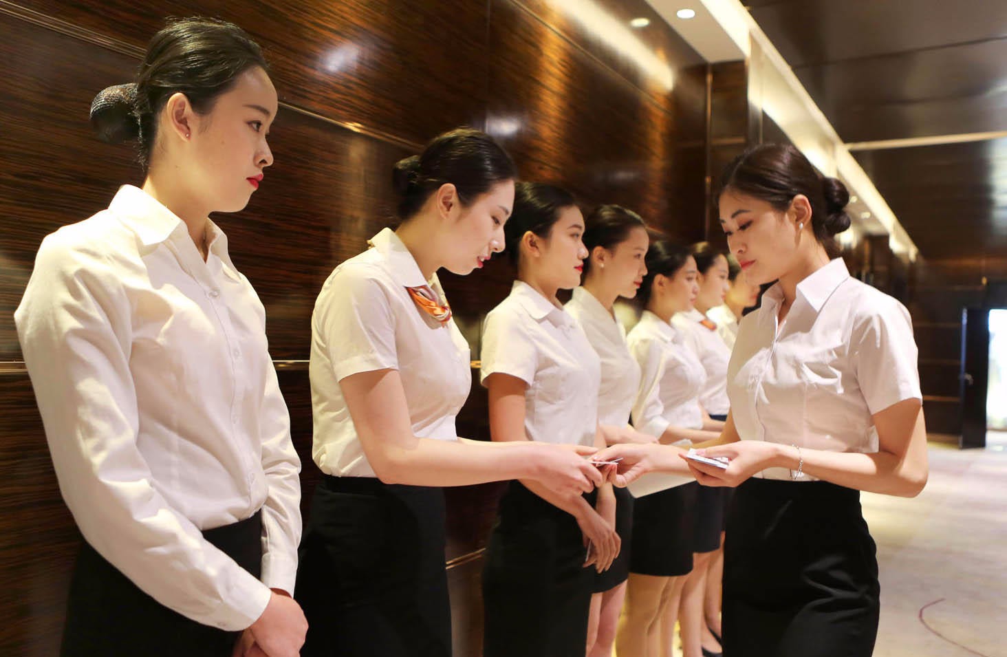 招空姐:拒戴美瞳穿丝袜 两成过关|丝袜|美瞳|面试_新浪新闻