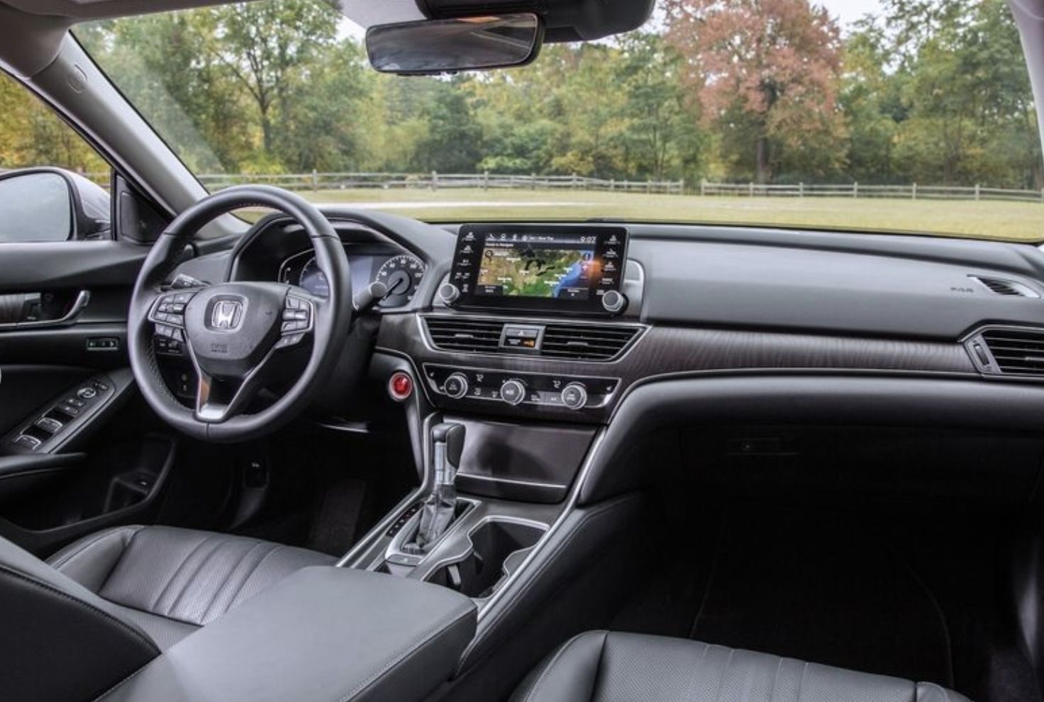 包括在内饰上,十代雅阁在内饰上豪华氛围也更浓厚了,中控台大面积的软