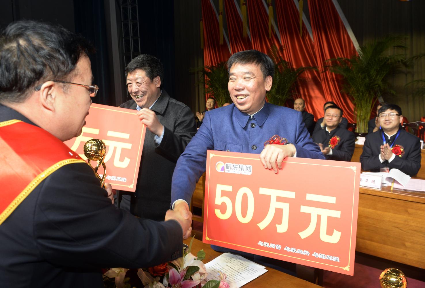 山西一企业优秀员工获50万现金奖励, 网友: 别人家的年会