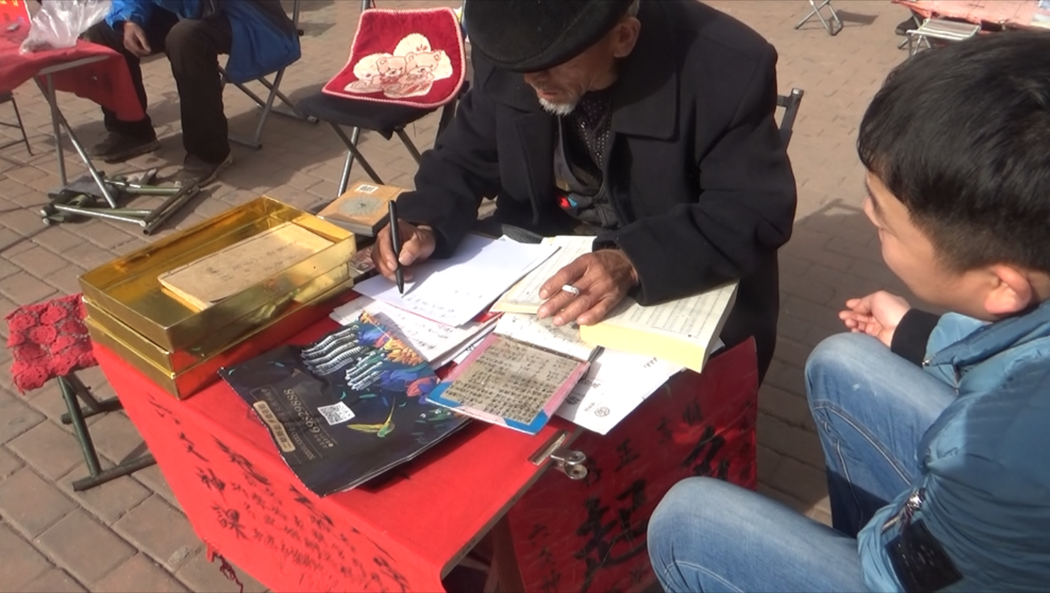 十多位大爷扎堆超市门口边晒太阳边给人算卦,有人日入千元!