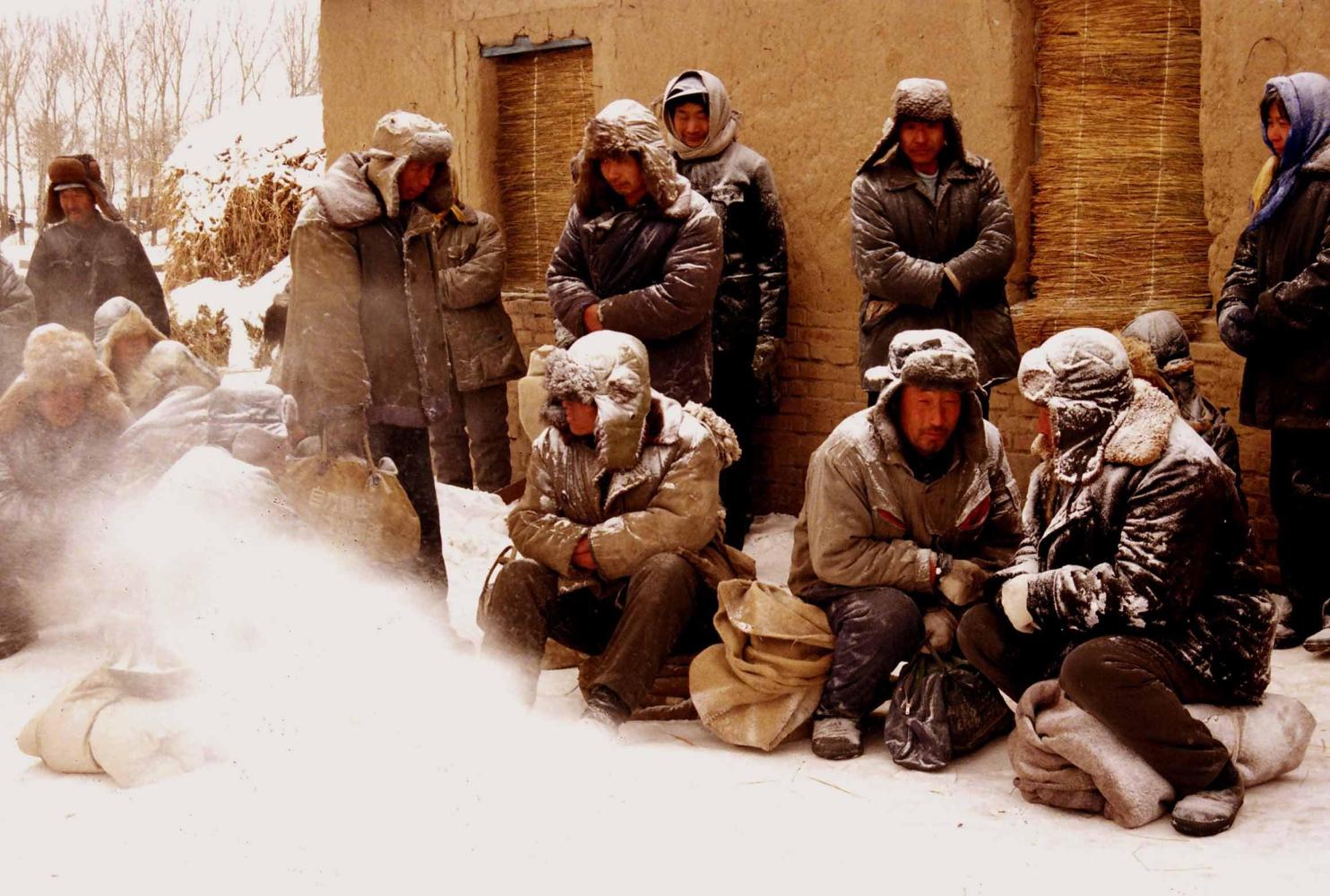 农民工大冬天 在高架桥下打地铺, 坦言: 就想多挣钱好回家