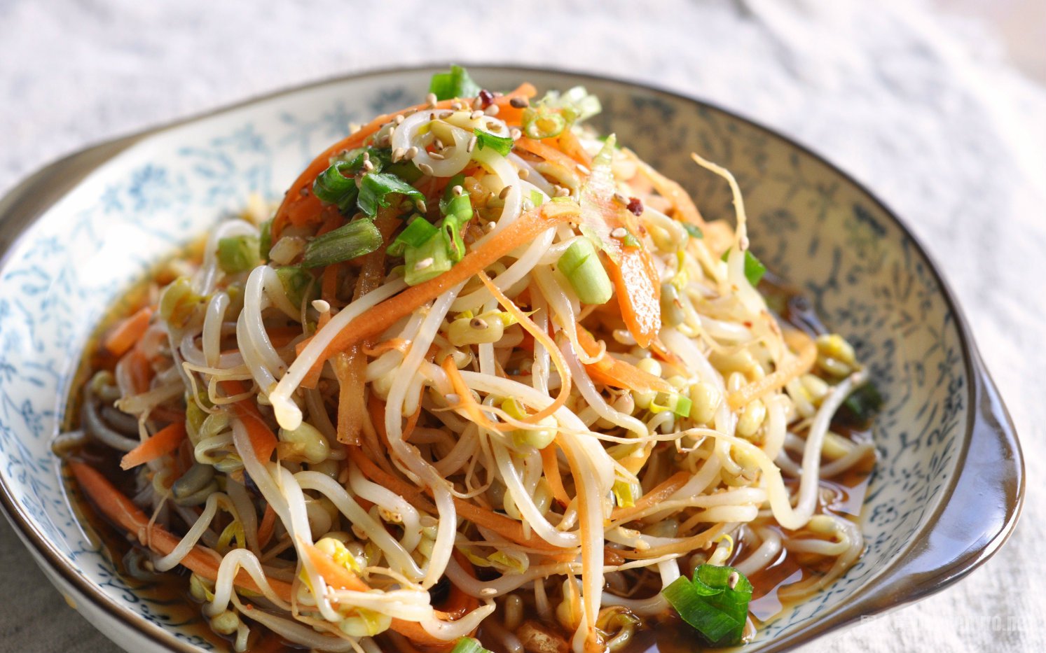 凉拌黄豆芽 凉拌黄豆芽 材料:黄豆芽,红椒,生抽,香油,蒜泥,小葱,白