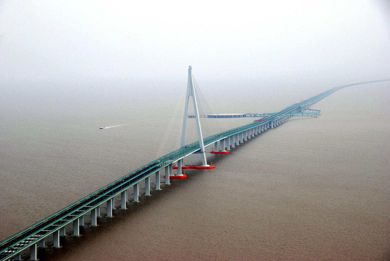 中国最长的跨海大桥全长36公里用了82吨的钢可建7个鸟巢