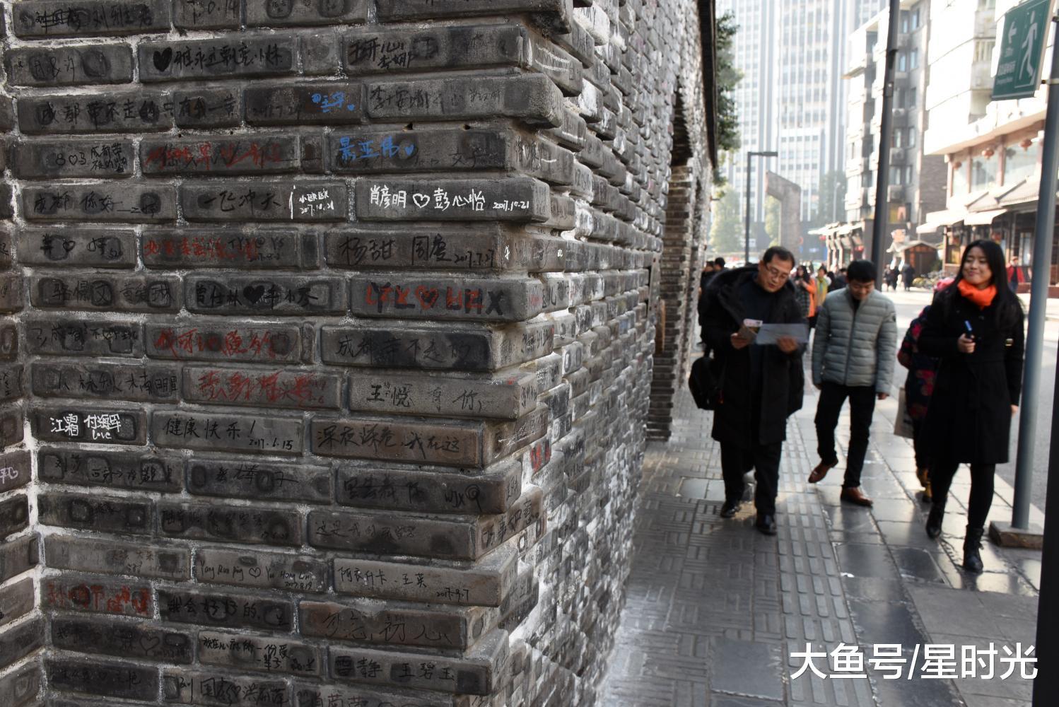 成都宽窄巷子百米长瓦墙被游客写满字 密度惊人|游客|成都|宽窄巷子_新浪新闻