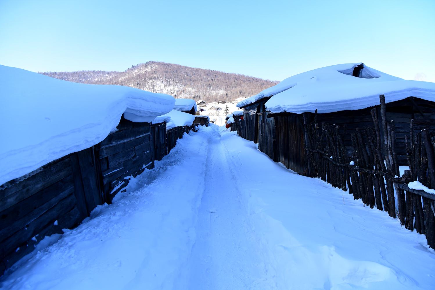 林海雪原开车寻踪智取威虎山100公里深处撞进中国雪村