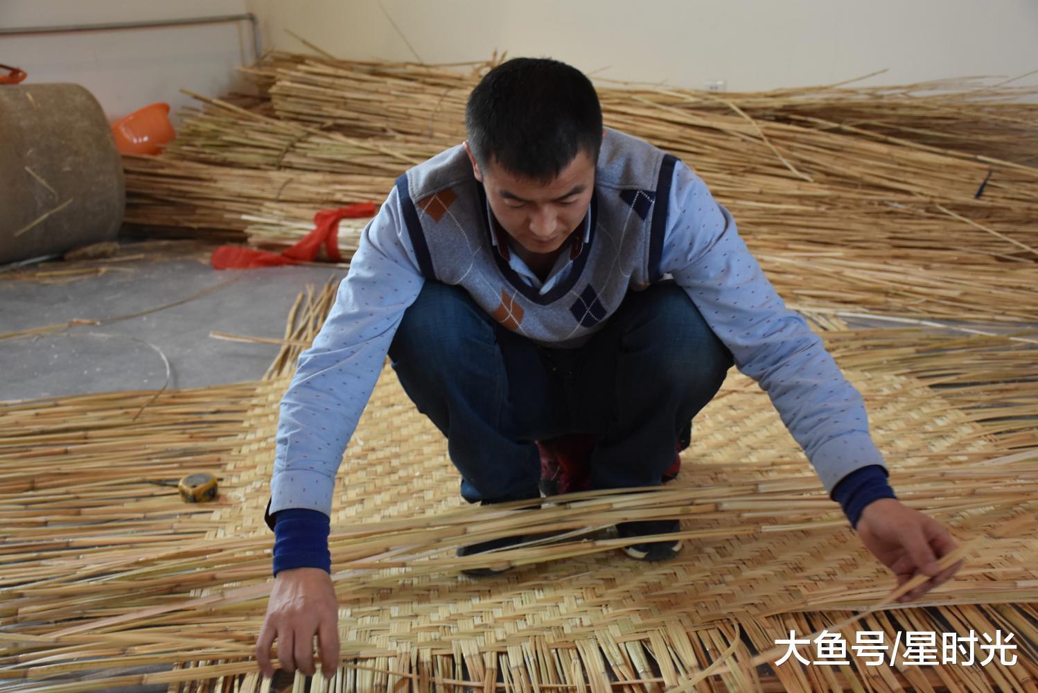 男子编席20多年难挣钱 无奈打零工养家