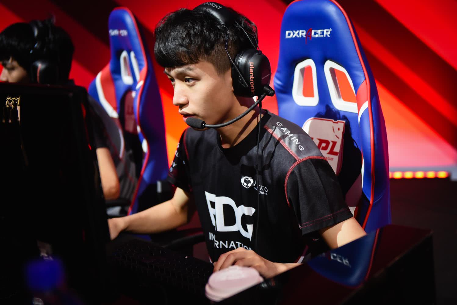 edg受不了连败,厂长已回基地将手持kfc拯救队伍!